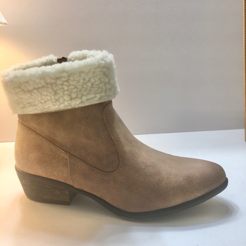 Dollhouse, faux fur fold-over booties, Size 8.5
